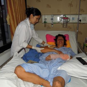 Křehká a jemná dáma fyzioterapeutka při své destrukční rehabilitaci