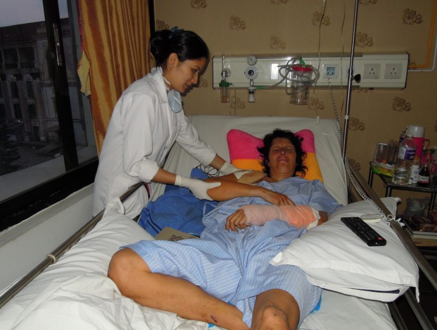 Křehká a jemná dáma fyzioterapeutka při své destrukční rehabilitaci