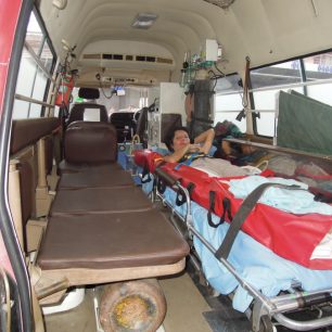 Převoz sanitou k letadlu v Abu Dhabi