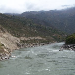 Řeka Dadu a nad ní ležící vesnice Suopo