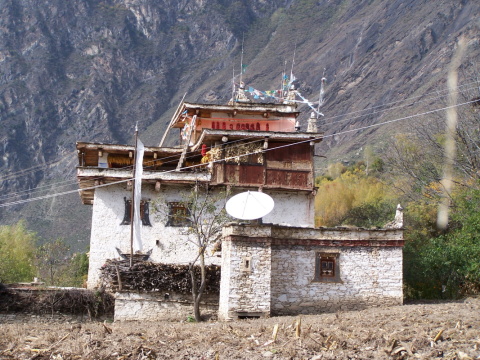 Jeden z mnoha nádherných domů v Suopo