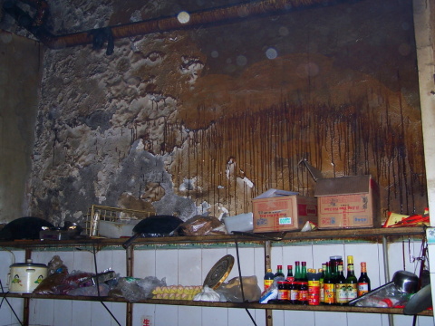 Od hodování nás neodradily ani zdi restaurace dokonale zacákané od oleje