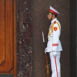 Mauzoleum Ho Či Minha je potřeba střežit neustále