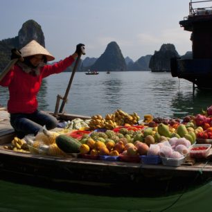 Ani v Halong bay není život pro mnohé Vietnamce snadný