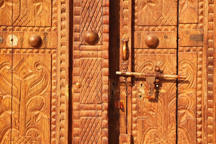 Na každém rohu v Nizwě najdete dveře přímo dýchající historií