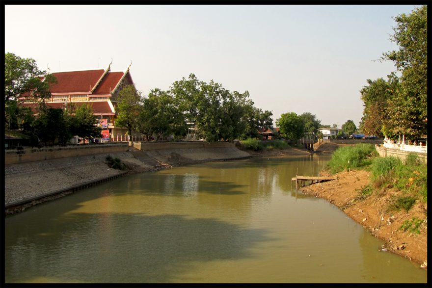 Chrám Wat Kuha Suan na břehu řeky Yom