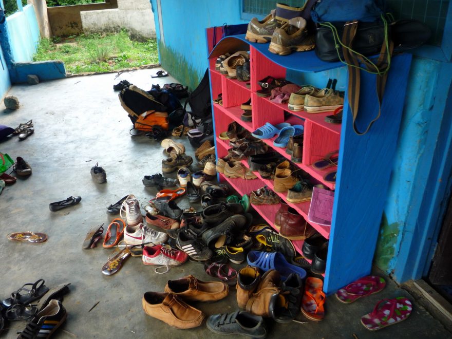 Jak dokazuje přetékající botník, v knihovně bylo občas opravdu narváno