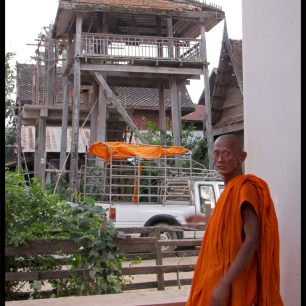S mnichem v chrámovém komplexu