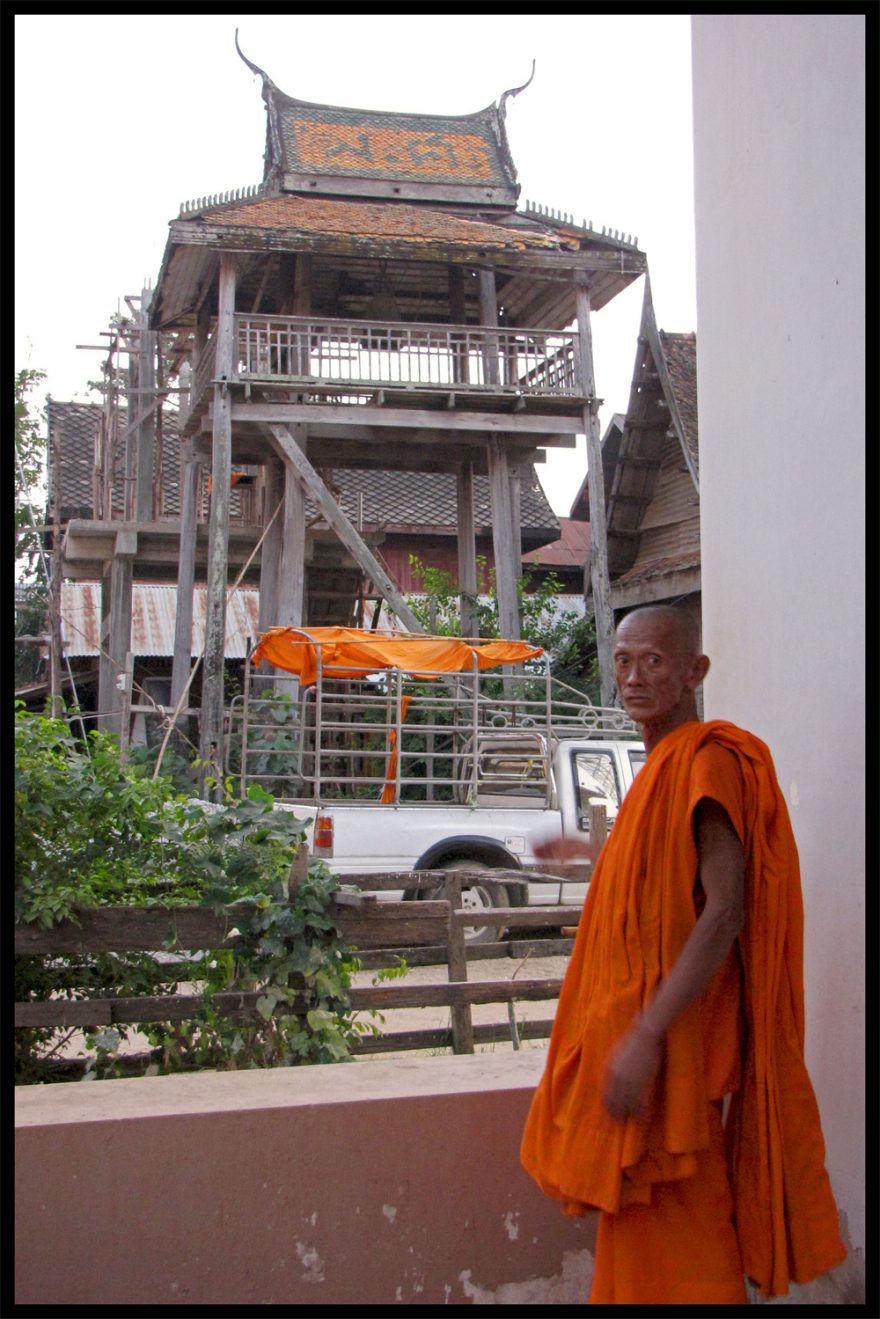 S mnichem v chrámovém komplexu