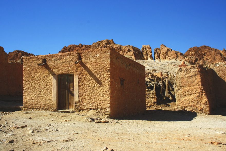 Domy zbylé v oáze Chebica