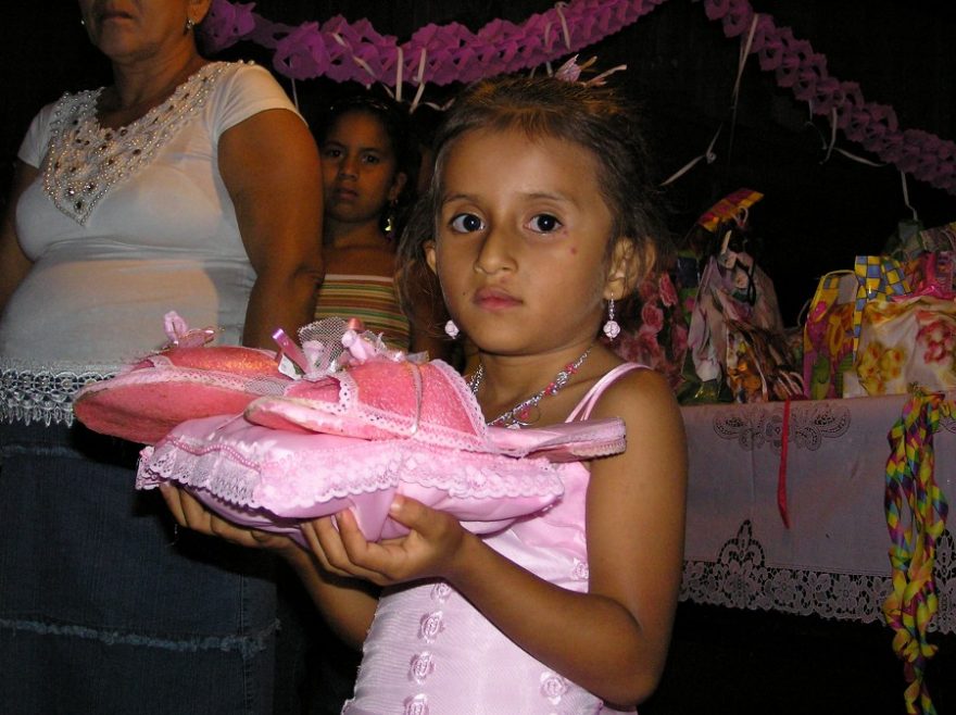 Oslavenkyně odloží dětské boty