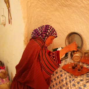 Berberka připravující čaj. Tenhle dům je jen skanzenem
