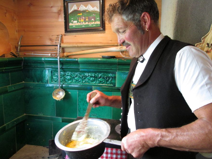 Taťka vaří pokrm na posilněnou