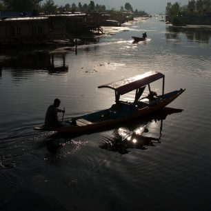 Plovoucí trh na jezeře Dal ve Šrínagaru, Indie