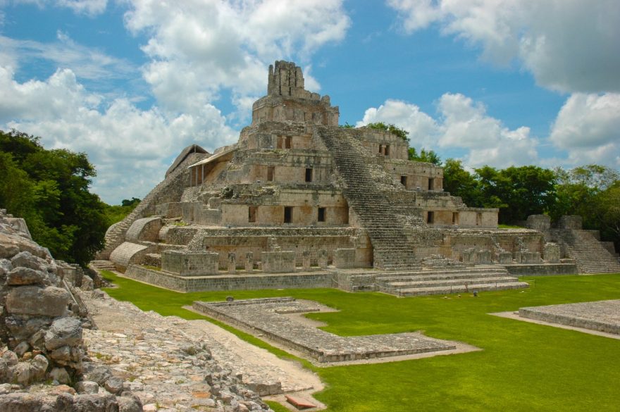 Pětipatrový chrám Templo de los Cinco Pisos v Edzna, Mexiko