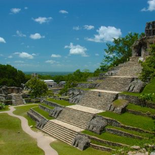 Palenque - Pyramidy situované uprostřed pralesu