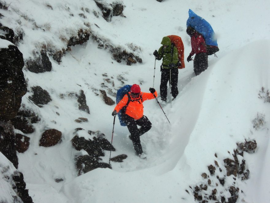 Klesání je s poškozeným ramenem obtížné, Nepál