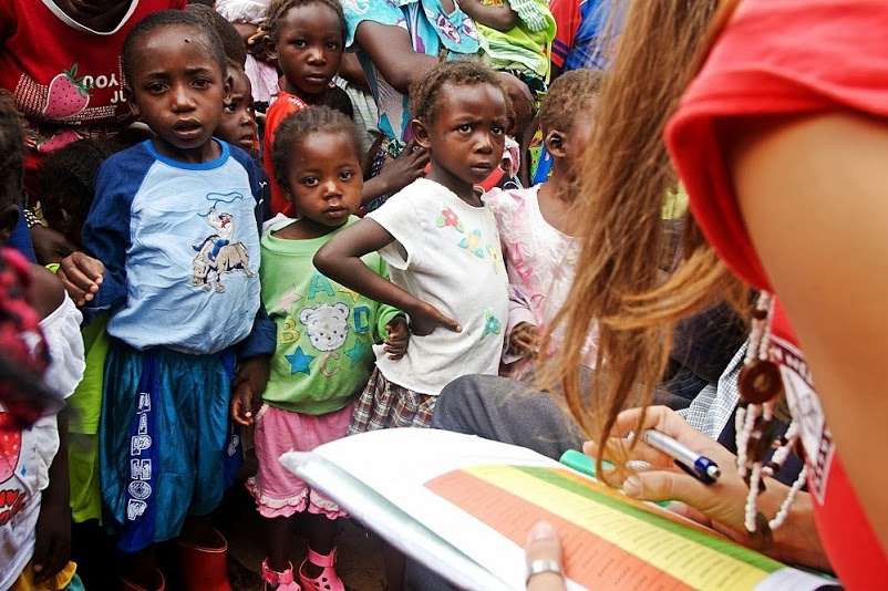 Člověk v tísni vyškolil 560 komunitních zdravotnických dobrovolníků, kteří pracují zejména v oblastech, jež jsou vzdálené od zdravotních středisek často i desítky kilometrů. Zprostředkovávají přístup k základní péči v místech, kde by to jinak nebylo možné