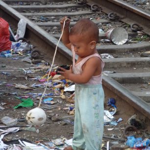 Dítě hrající si na trati, Jakarta, Indonésie