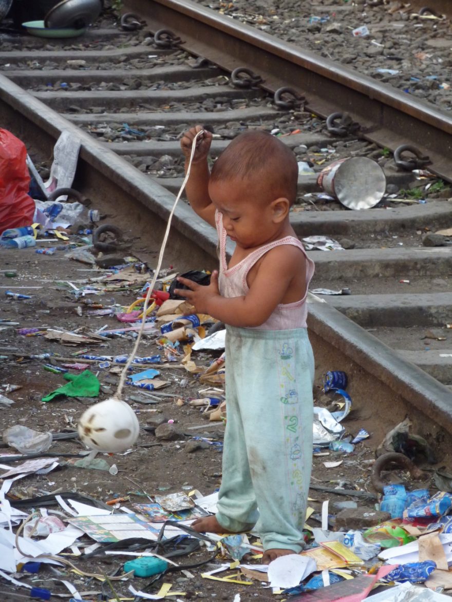Dítě hrající si na trati, Jakarta, Indonésie