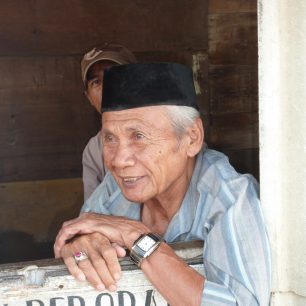 Na ulici žijí snad všechny generace, Jakarta, Indonésie