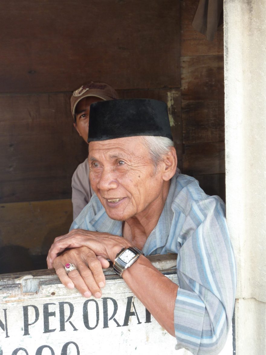 Na ulici žijí snad všechny generace, Jakarta, Indonésie