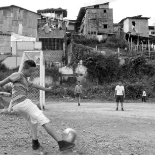 Děti hrají fotbal, San José, Manizales, Kolumbie