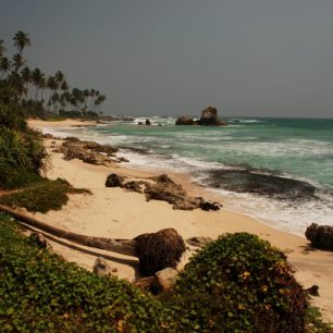 Srí Lanka má hodně pláží, ale ne všechny jsou vhodné ke koupání - místy jsou ve vodě zbytky ostrých korálů.