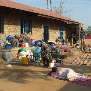 Většina uprchlíků spí ve stanech, Jižní Súdán