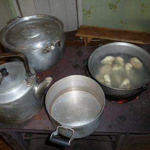 Chinkali se vaří v mírně osolené vodě, dokud nevyplavou na povrch