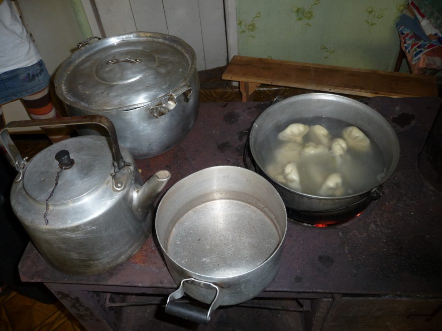 Chinkali se vaří v mírně osolené vodě, dokud nevyplavou na povrch