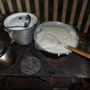 Mamaliga (dhomi) - hustá kukuřičná kaše, podává se jako příloha, Gruzie