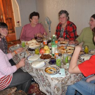 Rodinná sešlost - oběd na uvítanou ve vesnici Kachati, region Samegrelo, Gruzie