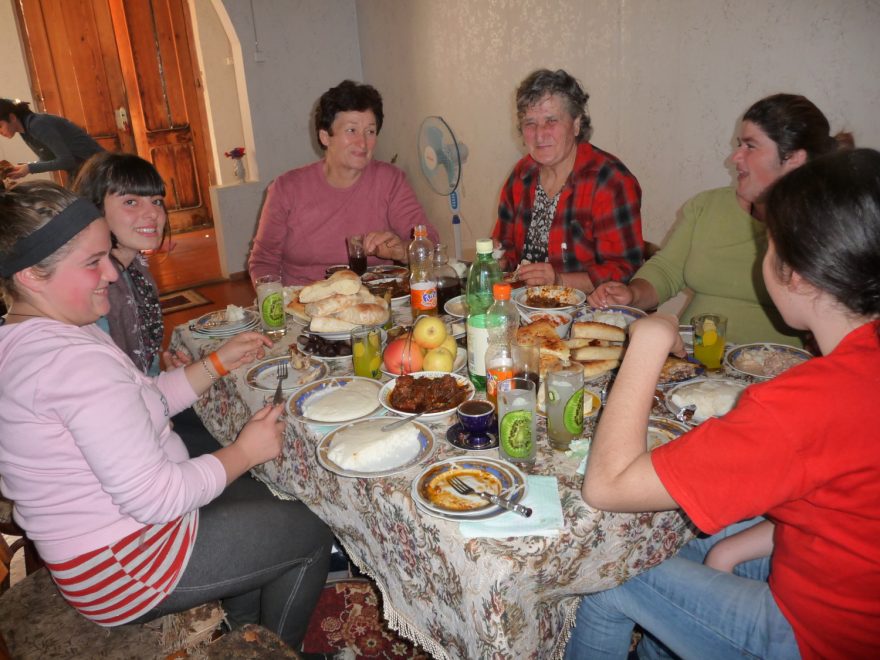Rodinná sešlost - oběd na uvítanou ve vesnici Kachati, region Samegrelo, Gruzie
