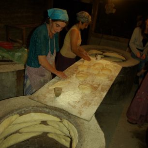 Tradiční příprava chleba ve vesnické pekárně