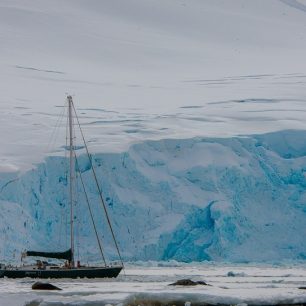 Loď proplouvala úchvatnými místy