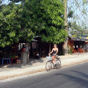 Výlet na kole ve Vietnamu v pátém měsící. Ještě že mi to břicho rostlo pomalu a překáželo minimálně. Jezdili jsme celou dobu i na motorce, což ale někdy dost nepříjemně drncalo.