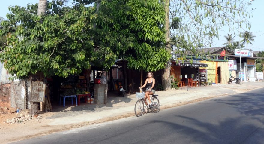 Výlet na kole ve Vietnamu v pátém měsící. Ještě že mi to břicho rostlo pomalu a překáželo minimálně. Jezdili jsme celou dobu i na motorce, což ale někdy dost nepříjemně drncalo.