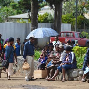 Život na ulicích města Goroka - nekonečně klábosení, které se neobejde bez žvýkání betelu, Papua