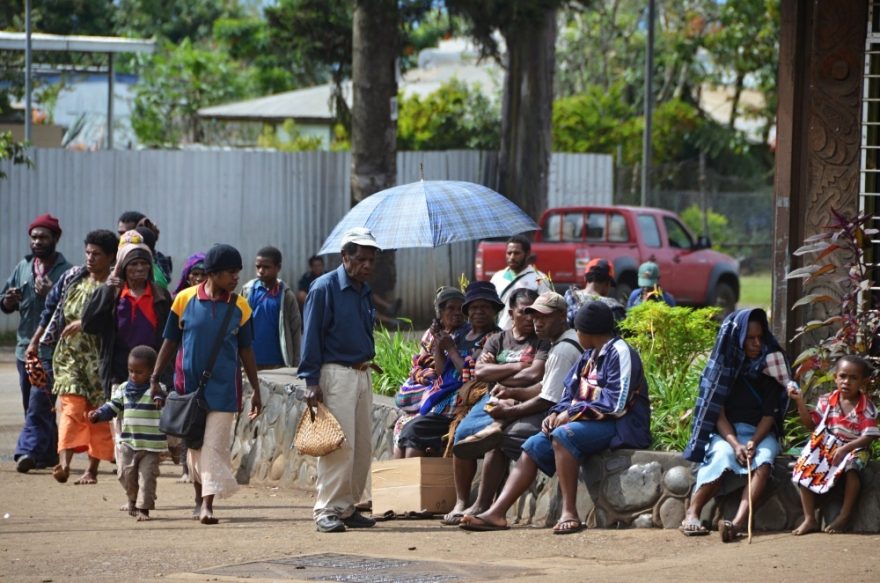 Život na ulicích města Goroka - nekonečně klábosení, které se neobejde bez žvýkání betelu, Papua