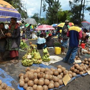 Centrální trh v Goroka – banány i kokos jsou národním jídlem, Papua