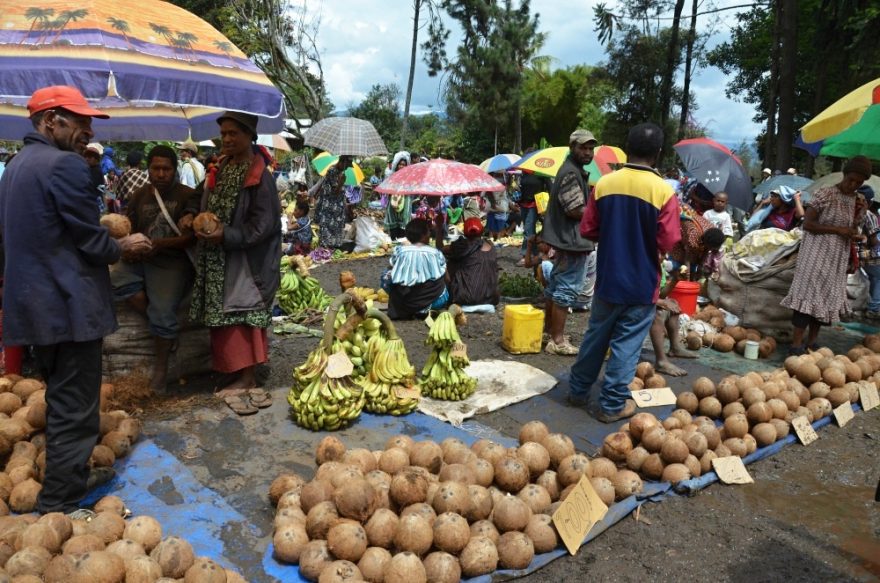 Centrální trh v Goroka – banány i kokos jsou národním jídlem, Papua