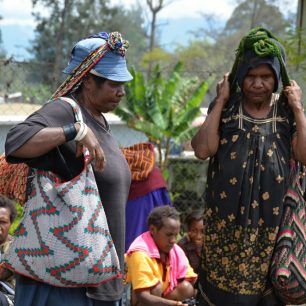 Takhle nějak se „bilumy“ využívají při nákupech… Jsou to tradiční tkané tašky, ručně dělané, ikona Papui Nové Guinei.