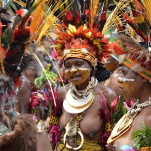 Neuvěřitelná pestrobarevnost festivalu Goroka Show vás uchvacuje, kam jen se podíváte, Papua