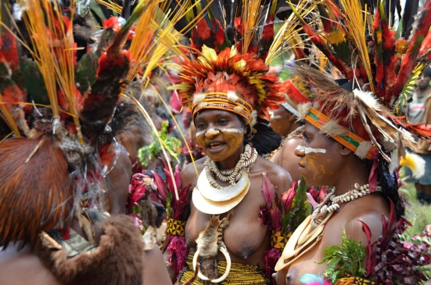 Neuvěřitelná pestrobarevnost festivalu Goroka Show vás uchvacuje, kam jen se podíváte, Papua