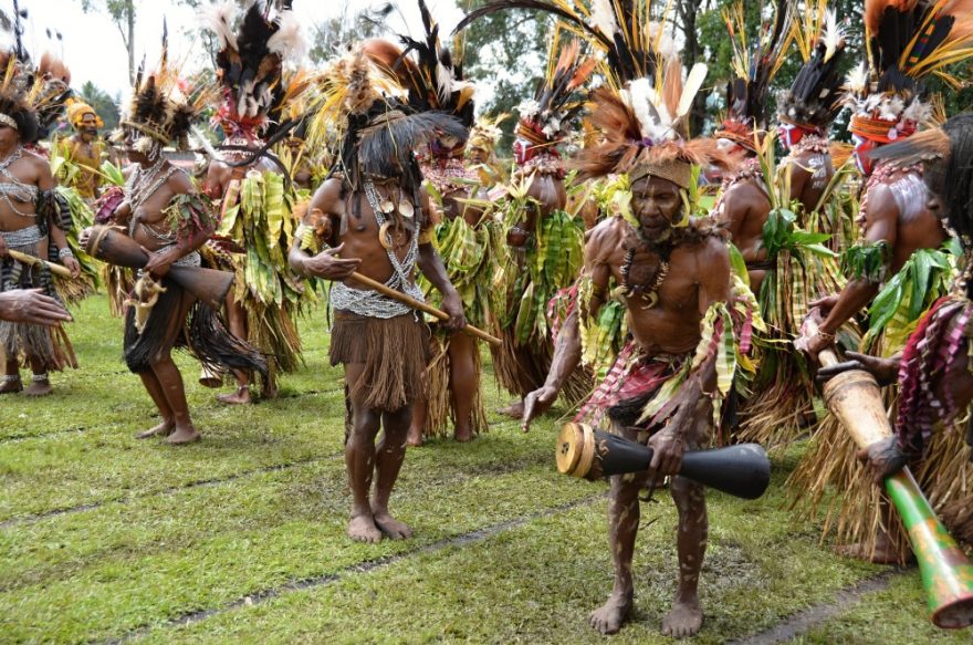 Nepřestávající bubnování, zpívání a tancování při přehlídce na Goroka Show, Papua