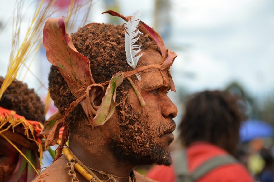Seriózní pohled seriózně zabahněného Papuánce, Papua