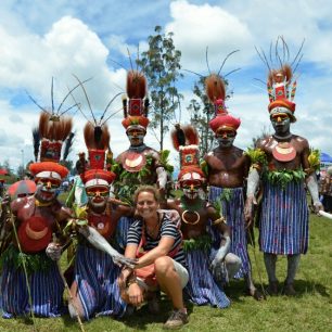 Jedno z mnoha focení s účastníky festivalu Goroka Show, Papua Nová Guinea