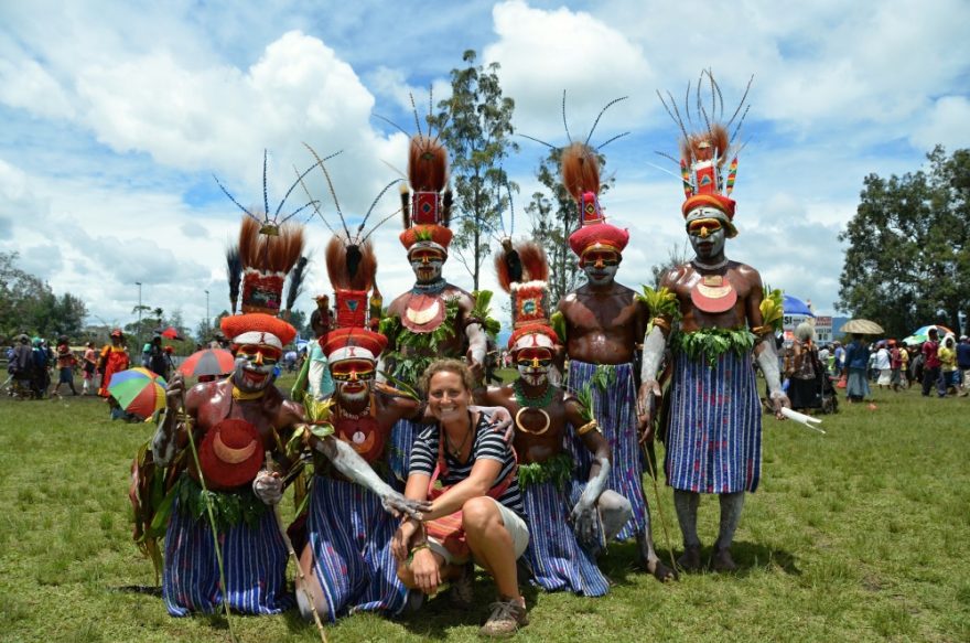 Jedno z mnoha focení s účastníky festivalu Goroka Show, Papua Nová Guinea