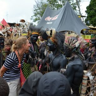 A takhle jsem byla líčena uprostřed dění festivalu Goroka Show, což přilákalo několik přihlížejících.